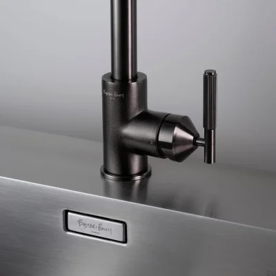 Torneira de cozinha Linear em latão cor de metal escuro com conector britânico