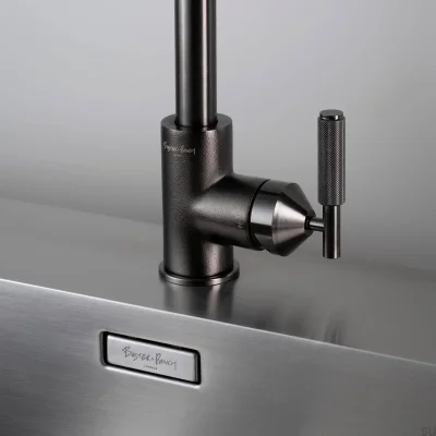 Torneira de cozinha Cross Brass Gun Metal com bico extensível e conector britânico.