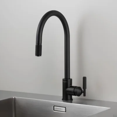 Torneira de cozinha Welder’s preta com cruz extensível e conector britânico.