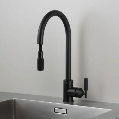 Torneira de cozinha Welder’s preta com cruz extensível e conector britânico.