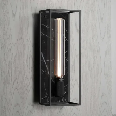 Luminária de parede em forma de cruz com gaiola, em aço e mármore preto.