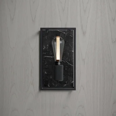 Luminária de parede em forma de cruz enjaulada M em aço com detalhes em mármore preto.