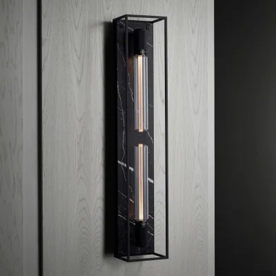 Luminária de parede Caged Cross XL em aço com detalhes em mármore preto.
