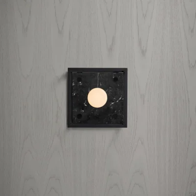 Luminária de parede em forma de cruz enjaulada, aço, mármore preto.