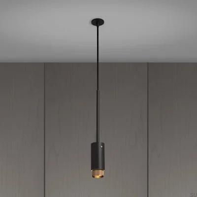 Luminária pendente linear Exhaust, em aço grafite com detalhes em latão.