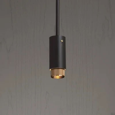 Luminária pendente linear Exhaust, em aço grafite com detalhes em latão.