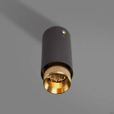 Refletor linear de exaustão para teto, aço grafite com detalhes em latão.