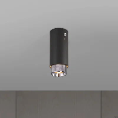 Luminária de teto com design de cruz e exaustão, em aço grafite com detalhes prateados.
