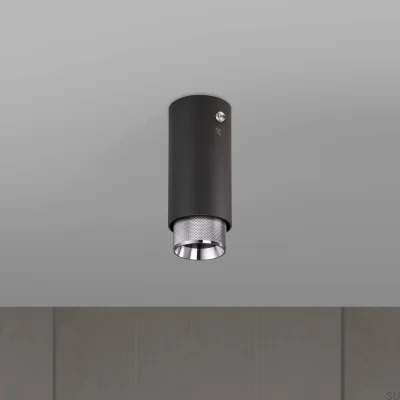 Luminária de teto com design de cruz e exaustão, em aço grafite com detalhes prateados.