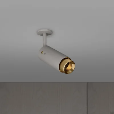Refletor linear ajustável para exaustão, cor cinza aço com detalhes em latão.