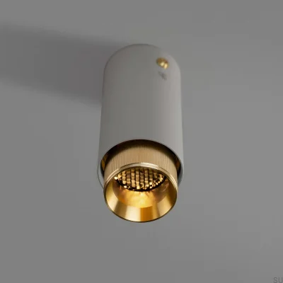 Luminária de teto Exhaust Linear em aço cinza com detalhes em latão