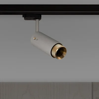 Farol auxiliar de longo alcance para escapamento, cinza aço com detalhes em latão.