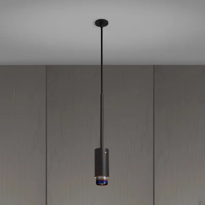 Luminária pendente de aço grafite com revestimento de grafite e acabamento em aço queimado.