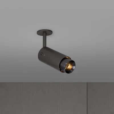 Refletor linear ajustável para escapamento, aço grafite com detalhes em metal escuro.