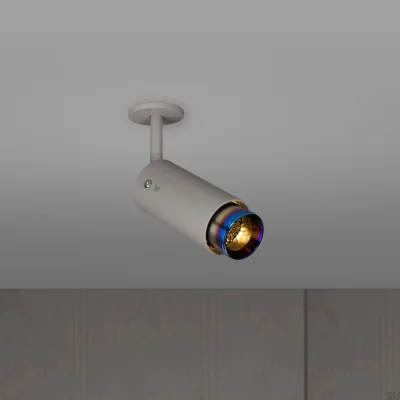 Refletor linear ajustável para escapamento, cinza aço com detalhes em aço queimado.