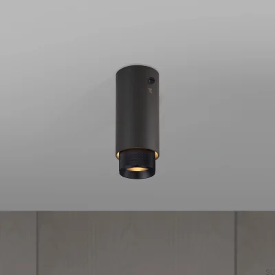 Luminária de teto com ponto de exaustão em cruz, aço grafite com detalhes em preto.