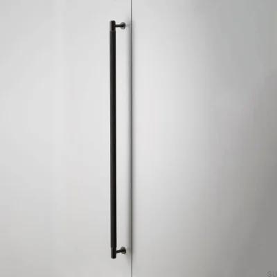 Puxador alongado para móveis Closet Cross 724 em latão bronze queimado