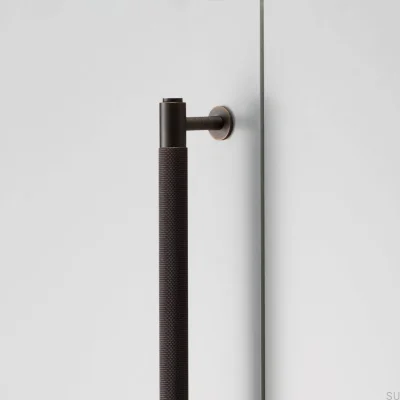 Puxador alongado para móveis Closet Cross 724 em latão bronze queimado