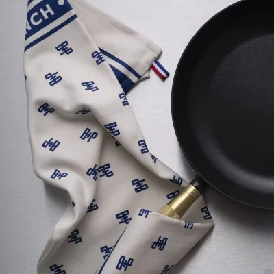 Pano de prato Staub em algodão branco com azul