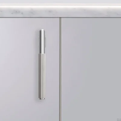 Puxador de móveis em aço prateado com barra em L, modelo L-Bar Linear 125.