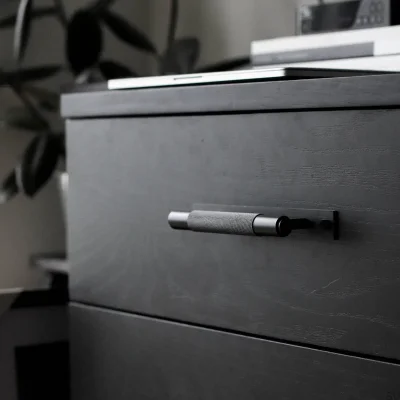 Puxador longo para móveis com placa transversal em aço 225 preto.
