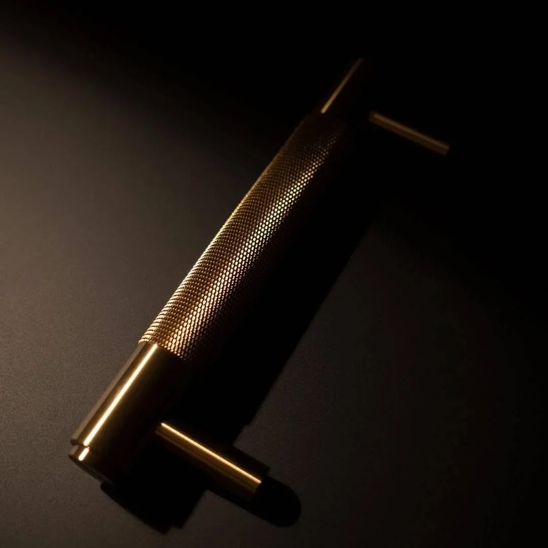 UPB-054576--Uchwyt-meblowy-podłużny-Pull-Bar-Cross-Large-Mosiężny-Buster-+-Punch-Skandynawskie-Uchwyty_2