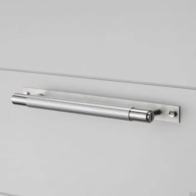 Puxador longo para móveis com placa Cross 125 em aço prateado