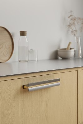 Puxador retangular Papillon 160 para móveis, em alumínio prateado com detalhes em madeira de carvalho.