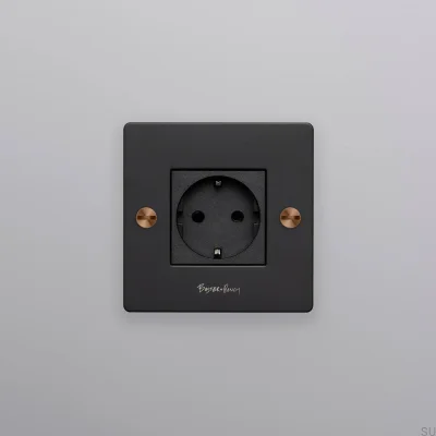 Tomada simples com logotipo Tipo F Cross 1G em aço preto com tom quente de pôr do sol, padrão europeu.