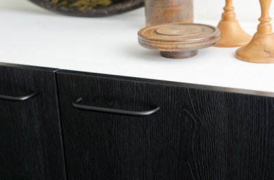 Puxador alongado para móveis Grip 136 em latão preto