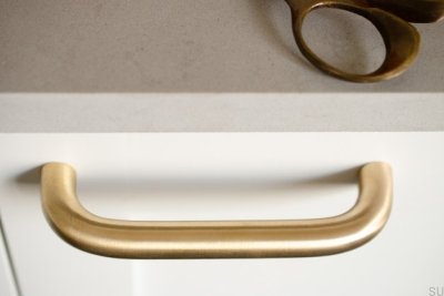 Puxador alongado para móveis Grip 143, latão escovado