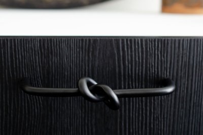 Puxador alongado para móveis Knot 128 em latão preto