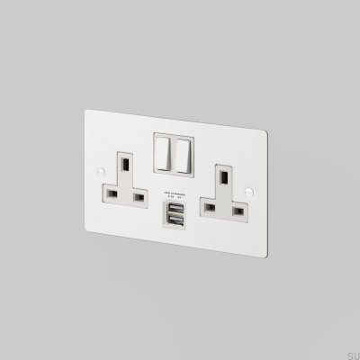 Tomada dupla com USB Tipo G UK 2G em aço branco, padrão britânico.