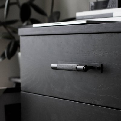 Puxador longo para móveis com placa transversal em aço 125 preto.