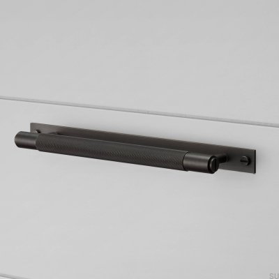 Puxador alongado para móveis com placa transversal 125 em latão com acabamento em bronze queimado.