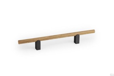 Puxador para móveis Kumo Wood 128 em madeira de carvalho com acabamento em alumínio titânio preto.