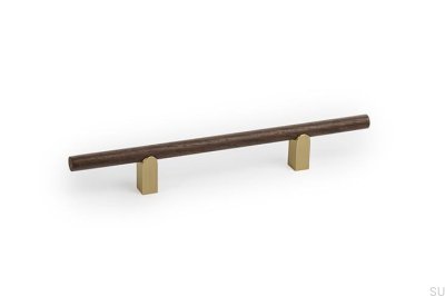 Puxador de madeira Kumo Wood 128 para móveis, cor nogueira com detalhes em dourado escovado.