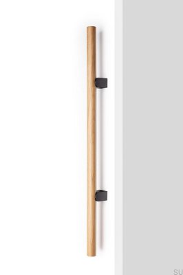 Puxador de móveis Kumo Wood Big One 1056 em madeira de carvalho com acabamento em alumínio titânio preto e dupla face.