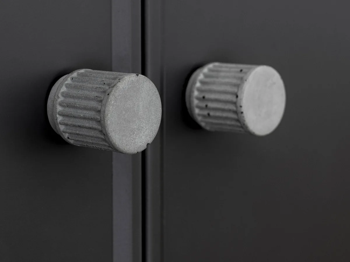 Puxadores de botão de betão em portas de armário pretas